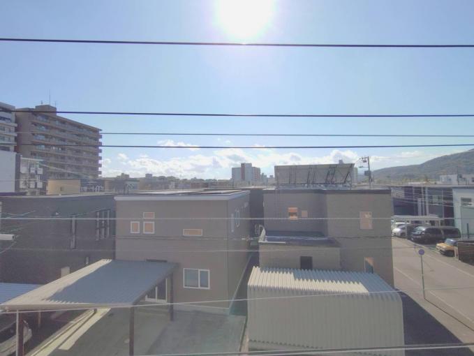 落ち着いた住宅街と山並みが広がる心地よい景観。