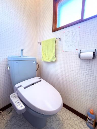 温水洗浄便座付きで季節を問わず快適に使用できるトイレ