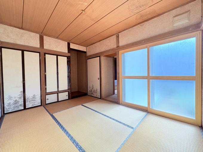 押し入れや床の間を備えた趣のある本格的な和室