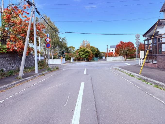 幅員が広く開放的な前面道路。