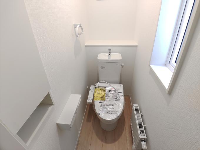 トイレにも採光窓有り