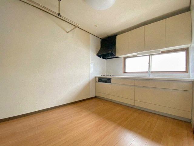 【キッチン】窓付き&times;広々作業台の使いやすいキッチン！