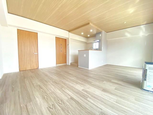【リビング】リビングに納戸を備えた、収納力が魅力の住まい◎
