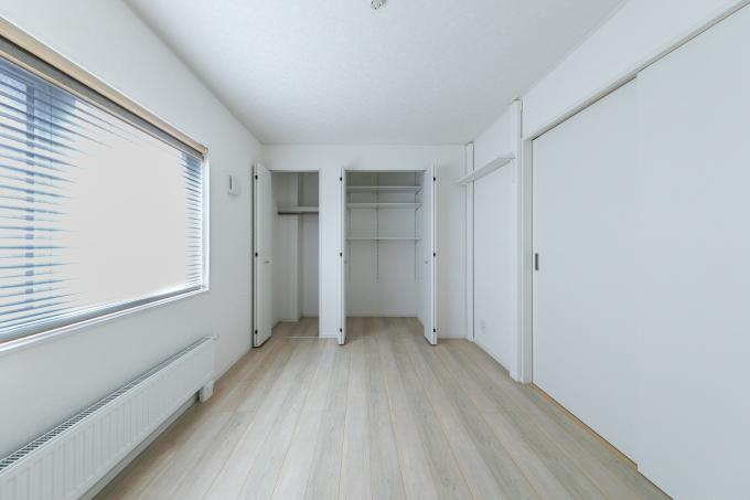 キッチンに隣接している1階西側約6.0帖の洋室です キッチンに隣接している1階西側約6.0帖の洋室です