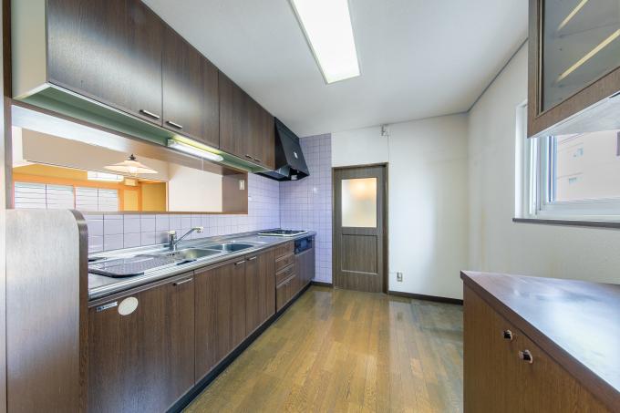 2階・3口ガスコンロ付のシステムキッチンです 2階・3口ガスコンロ付のシステムキッチンです